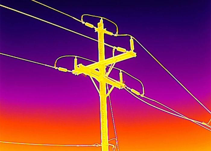Thermal infrared image showing 33kV transmission line insulator in good condition with uniform temperature distribution — confirmed during preventive inspection for solar plant